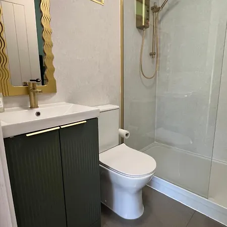 Airport & Trinity Uni 아파트